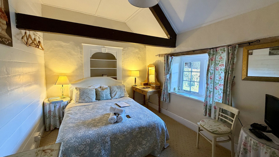 Bedroom 2, Bickleigh Castle in Bickleigh, Devon
