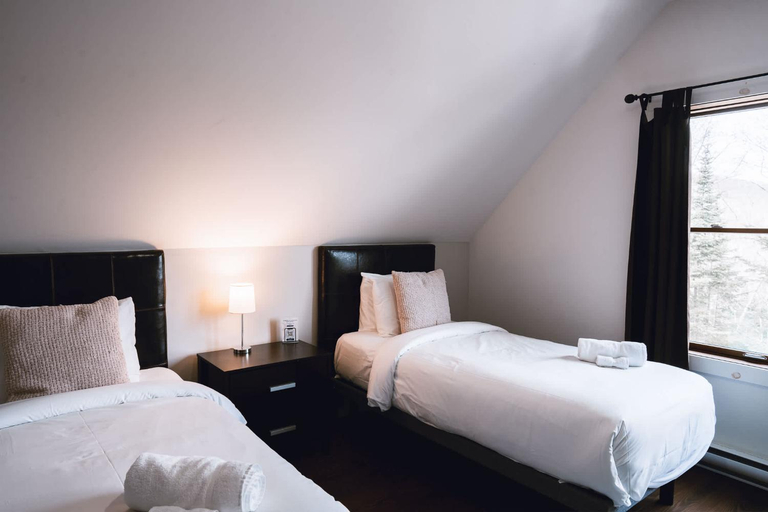 Bedroom 2, Captivating view of Lake Superieur, Les Laurentides