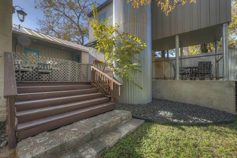 Exterior & Views 2, 406 Combo, Gillespie
