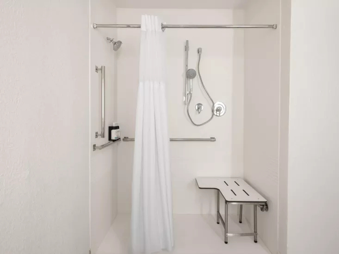 Bathroom 5, Garner Hotel NORTH BERGEN - NYC GATEWAY by IHG, North Bergen