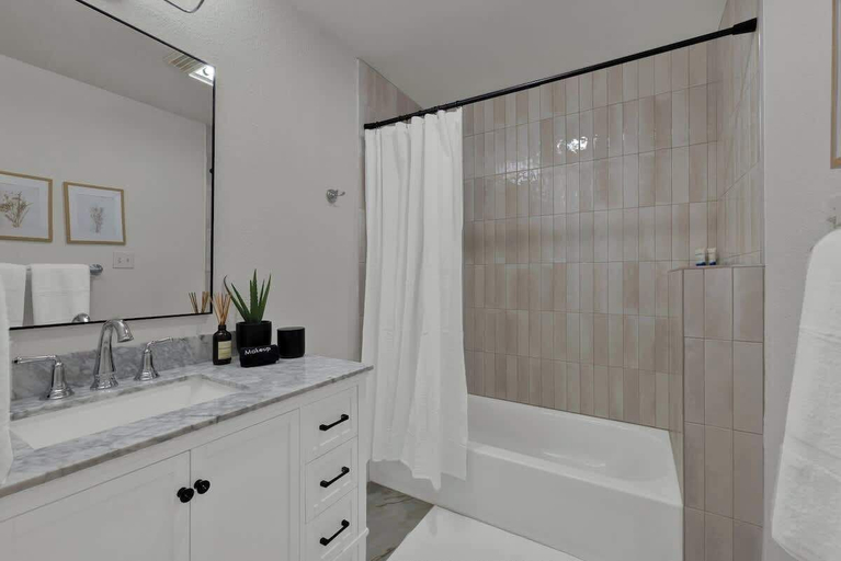 Bathroom 4, Weitz Getaway With Private Pool Two Hot Tubs, Gillespie