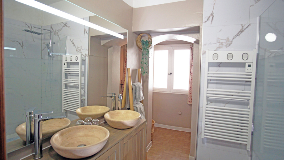 Bathroom 5, Le Mas Fraissinet, Gard