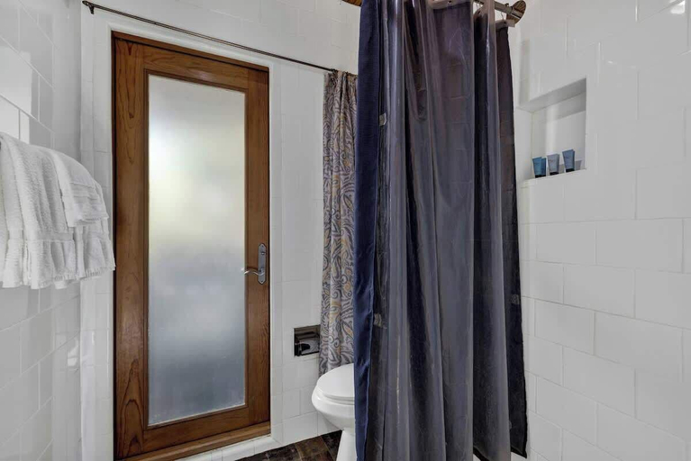 Bathroom 4, Guest Quarters - 2 Blocks to Main Street!, Gillespie