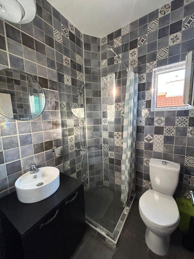 Bathroom, Sweet home with a jard Slavica