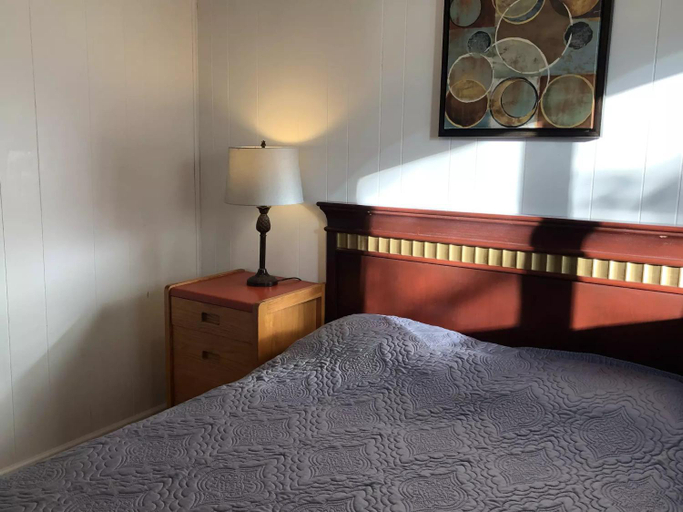 Bedroom 1, Marland Motel, Powell River