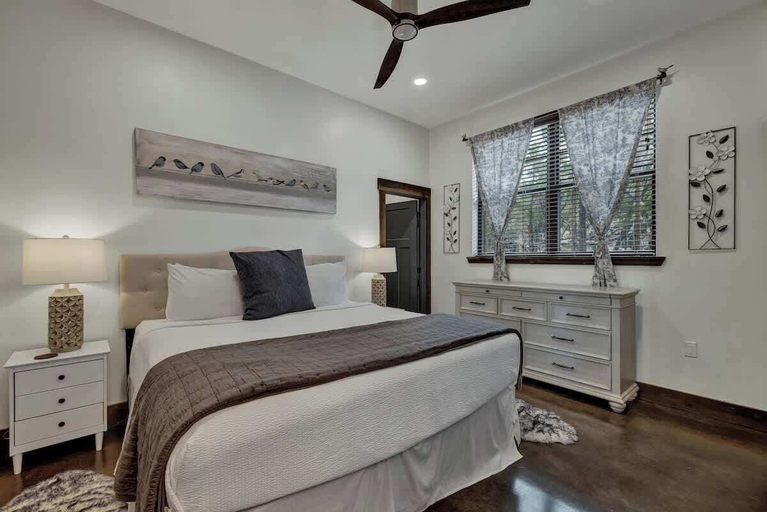 Bedroom 3, West End Nest With Hot Tub!, Gillespie