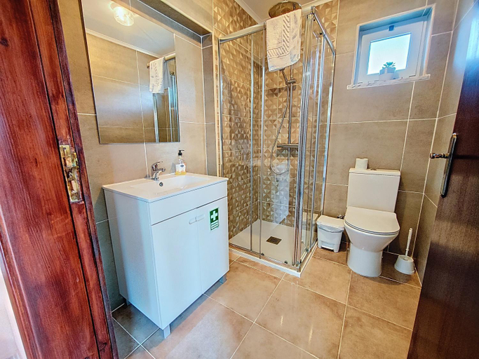 Bathroom 2, Cantinho da Lourdes e Tonito Nº 136193/AL, Penacova