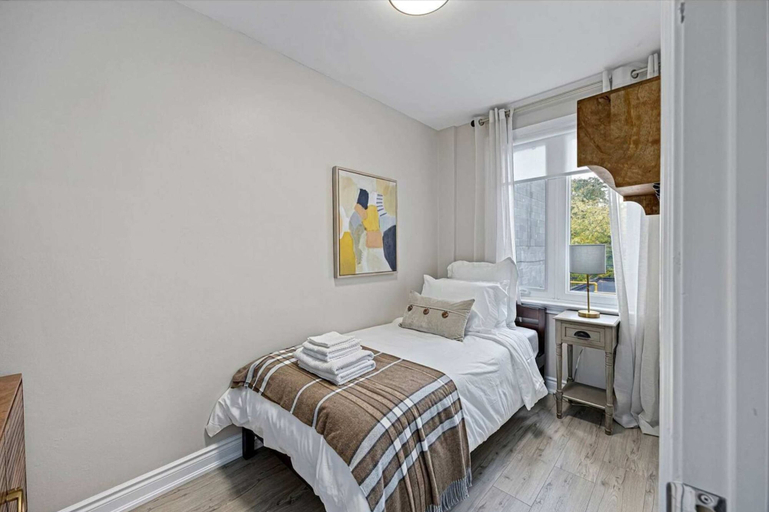 Room 3, Casa Hotel Stylish Modern Family Suite w Patio, Toronto