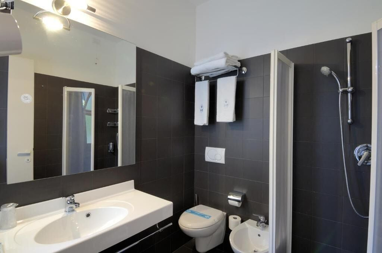Bathroom 5, Hotel Firenze, Venezia
