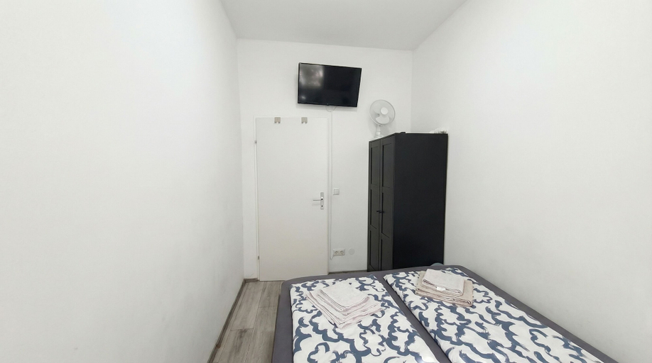 Room 4, 15 Min to Vienna Center - Affordable & Simple 5BR Apt with WIFI, Wien
