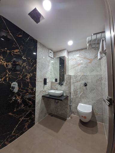 Bathroom 4, Shri Dhara Heaven Varanasi, Varanasi