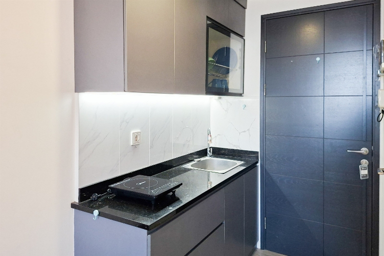 Others 3, Splendid Warm Studio Room at Apartment Collins Boulevard By Travelio, Tangerang