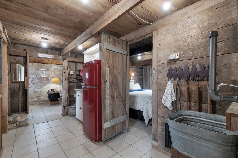 Room 2, Rocking Ox Gasthaus and Barn Cabin, Gillespie