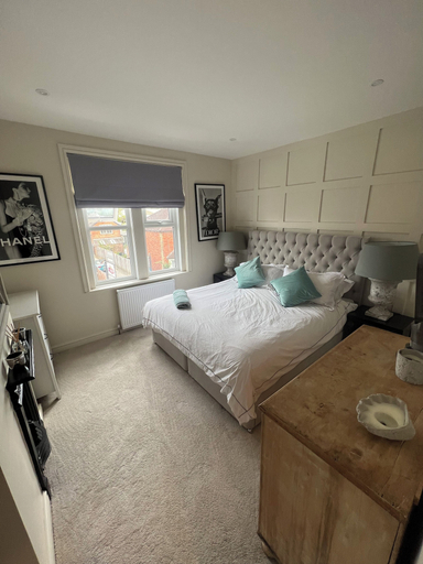 Room 2, Spacious House in Guildford, Surrey