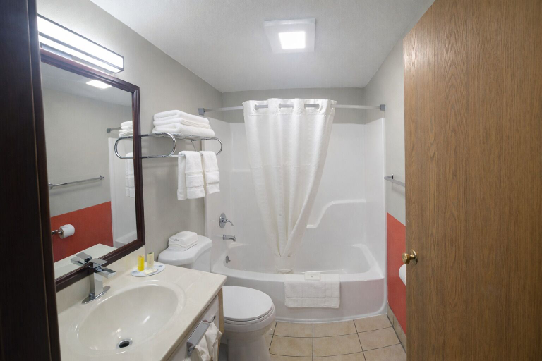 Bathroom 4, Super 8 by Wyndham Lewiston, Nez Perce
