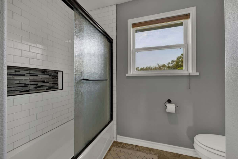 Bathroom 4, Starlight Meadows 3 mi to Downtown W/hot tub, Gillespie