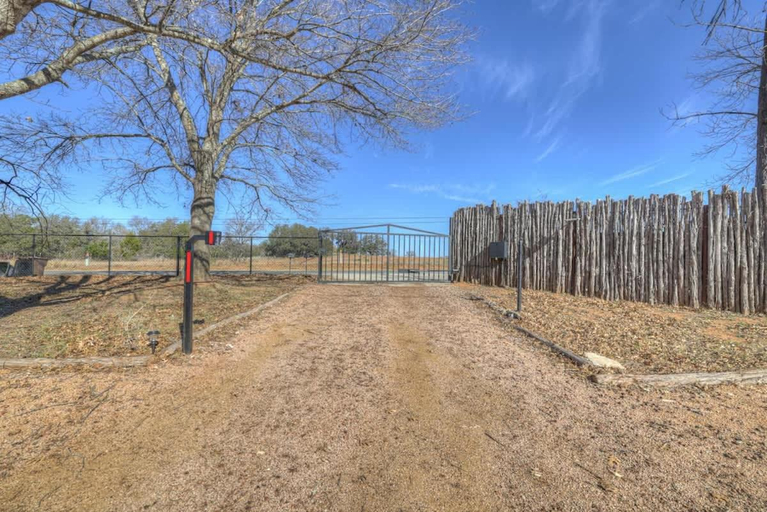 Others 5, Olive St Ranch with HotTub-Grill and Party Barn, Gillespie