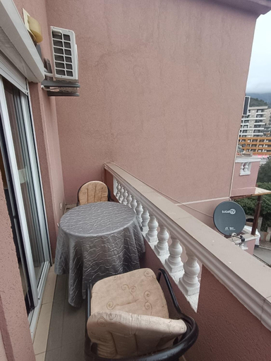 Others 5, Una Apartments