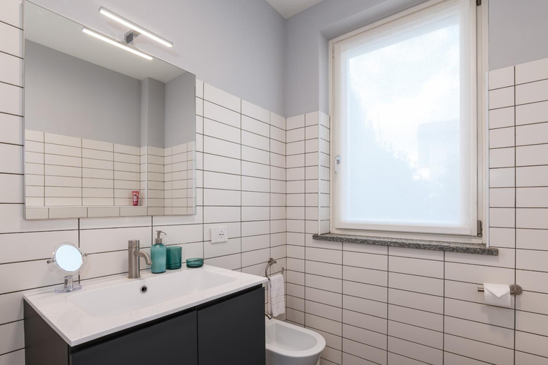 Bathroom 3, Green Lodge, Novara