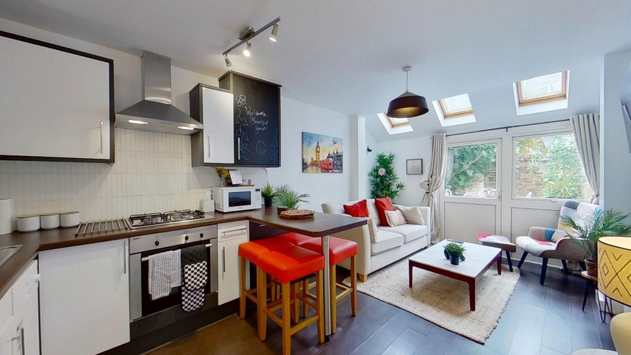 Living area, Charming 2 Bed Apt with Netflix & Wi-Fi, London