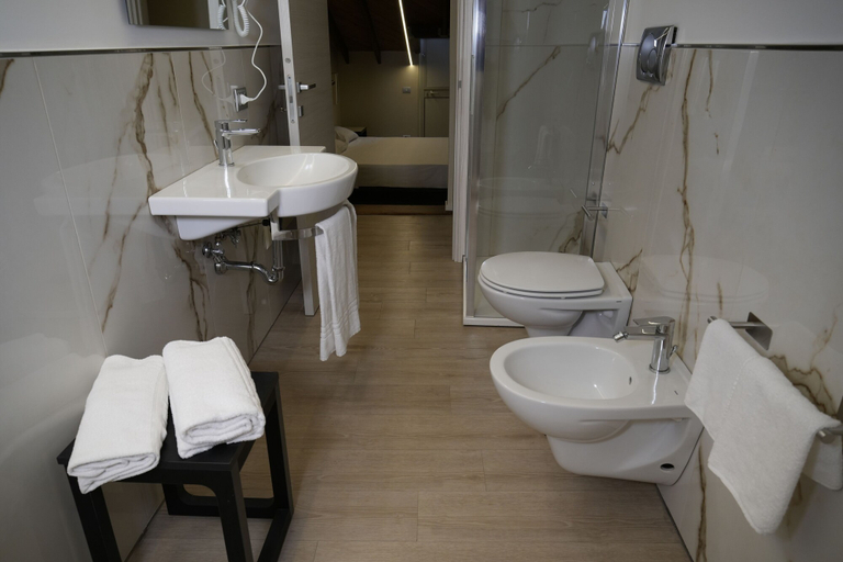 Bathroom 2, Viscuso house, Catania