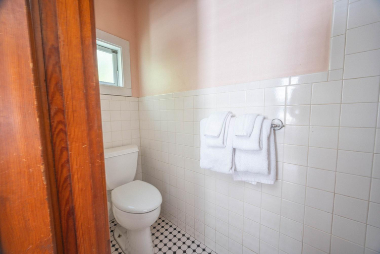 Bathroom 5, Deluxe King - Curry Mansion with Pool!, Monroe