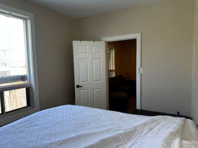 Room 2, Renovated 2 Bedroom Apt Central Hamilton, Hamilton
