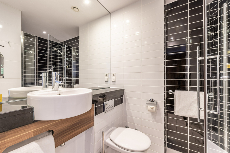 Bathroom 4, Premier Inn Hamburg City Alster, Hamburg