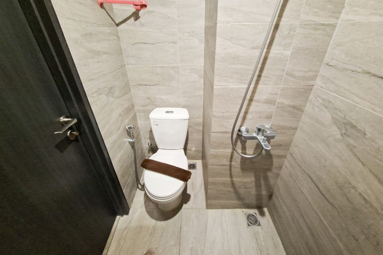 Bathroom 4, Splendid Warm Studio Room at Apartment Collins Boulevard By Travelio, Tangerang