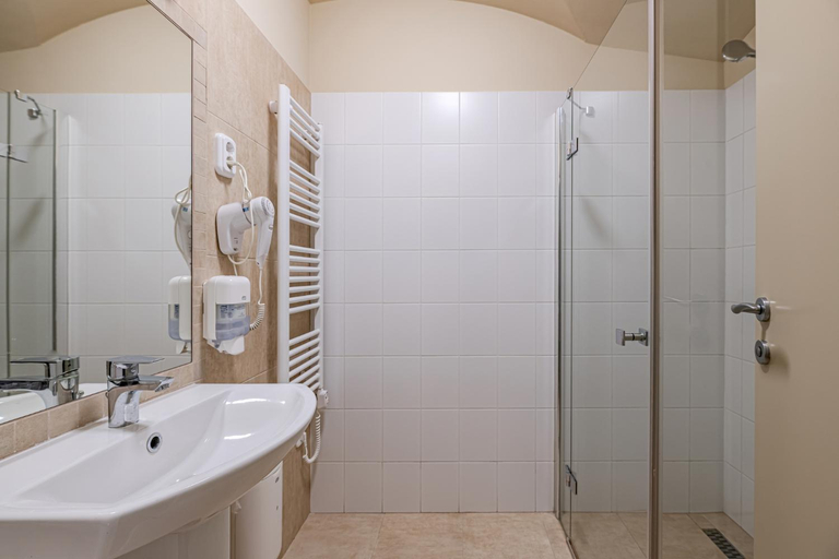 Bathroom 5, Giselle Buda Castle, Budapesti