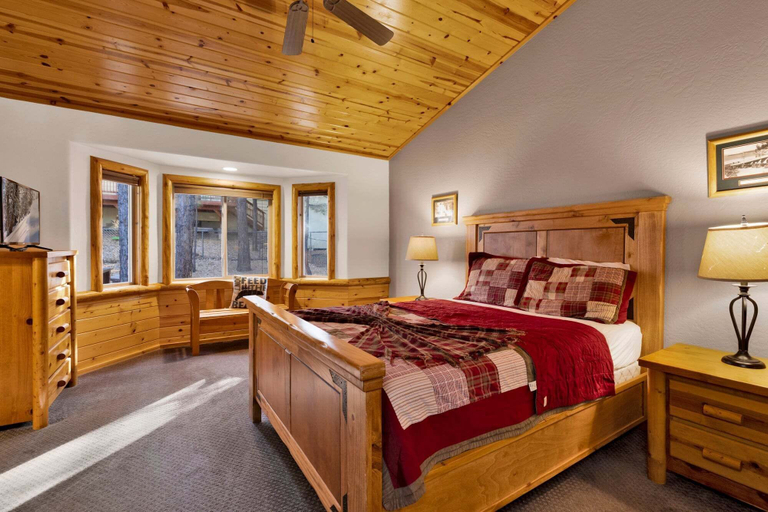 Bedroom 4, Little Cubs Cabin #1986, San Bernardino
