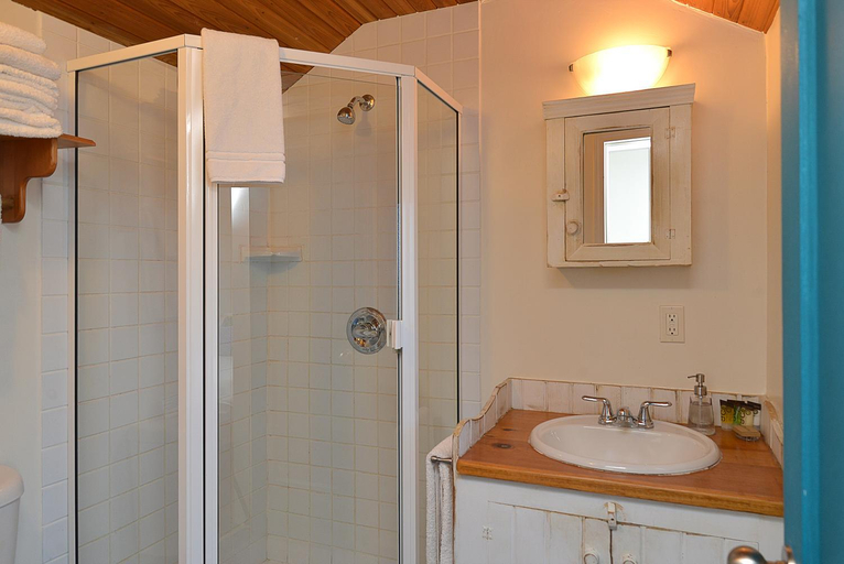 Bathroom 5, John Henry's Marina and Resort, Sunshine Coast