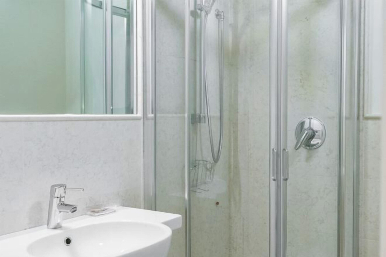 Bathroom 5, Juliet House, Verona