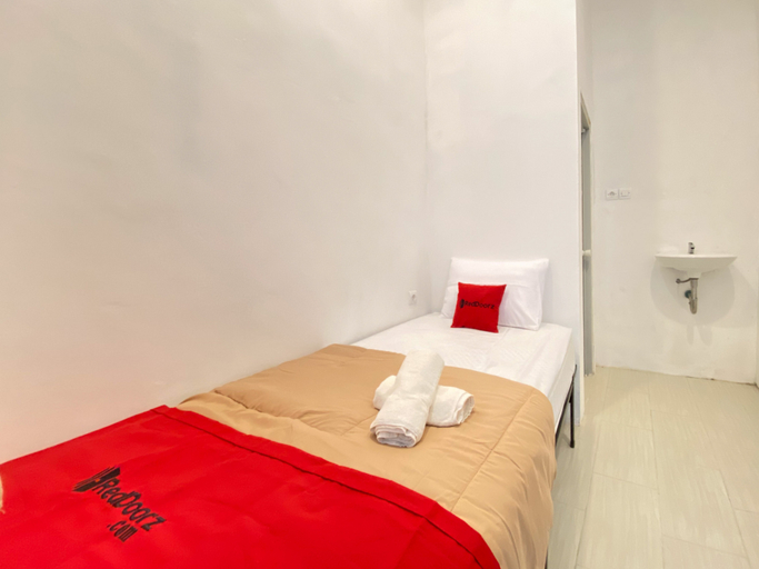 Bedroom 5, RedDoorz Syariah @ Panglima Sudirman Pasuruan, Pasuruan