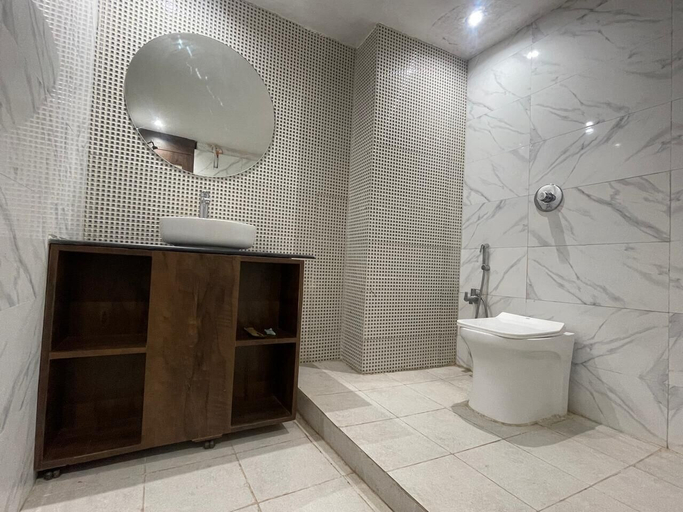 Bathroom 5, Grand Darbar, Banda