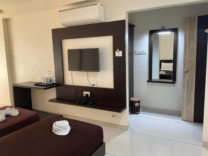 Bathroom 3, THE HOTEL RELAX, Sindhudurg