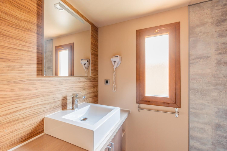 Bathroom 5, Kon Tiki, Var