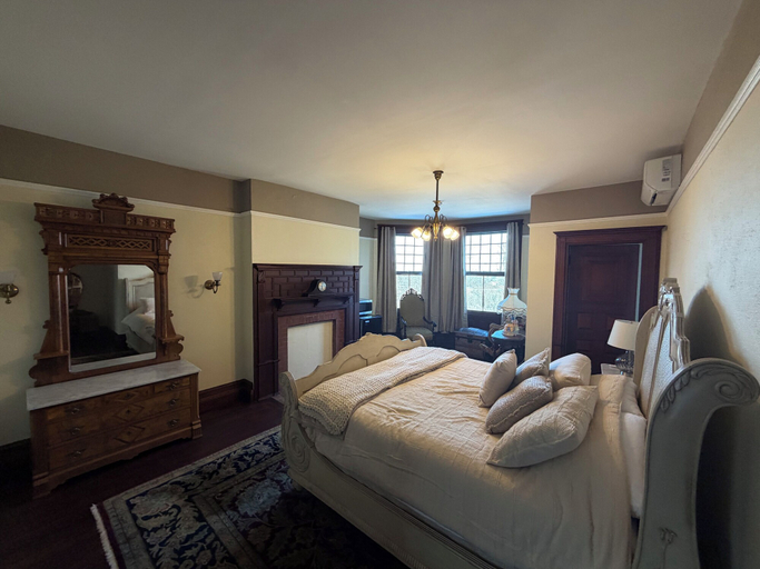 Room 5, Alden Villa, Lebanon