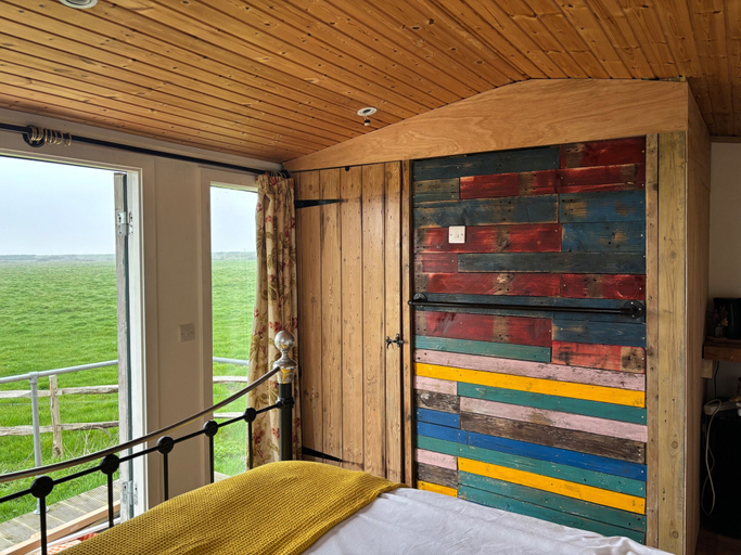 Room 4, Swedish Rustic Cabin Perfect for Bird Watching, West Sussex