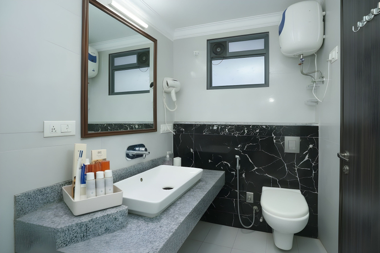 Bathroom 4, 99 Hotel Apple Park, Delhi