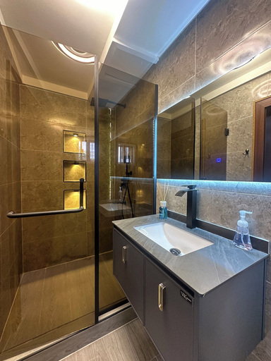 Bathroom 5, Goldvika, AbujaMun