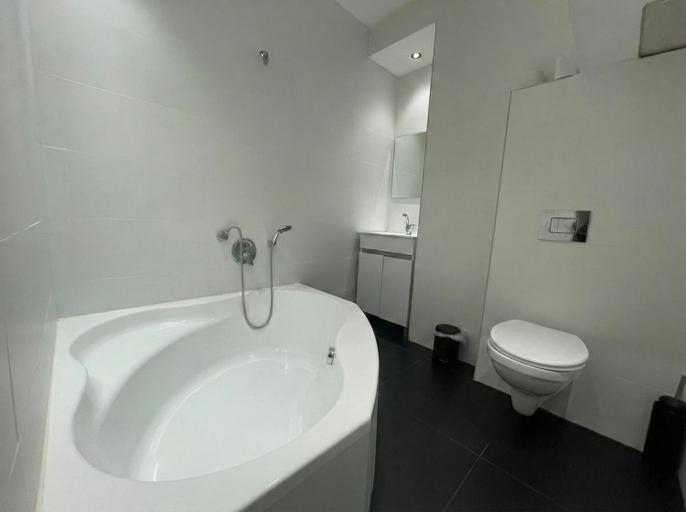 Bathroom 3, Rothschild 79