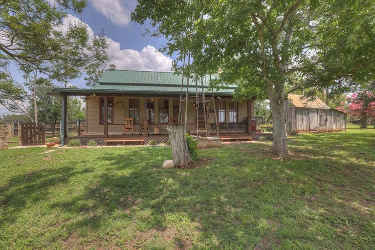 Exterior 4, Rocking Ox Gasthaus and Barn Cabin, Gillespie