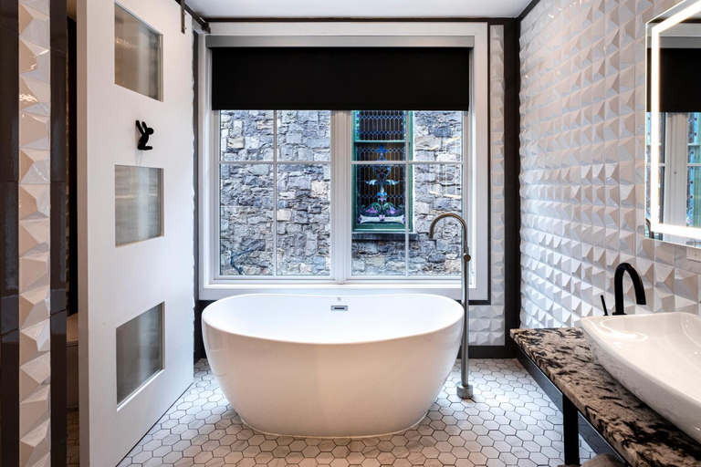 Bathroom 2, Logan Inn, Bucks
