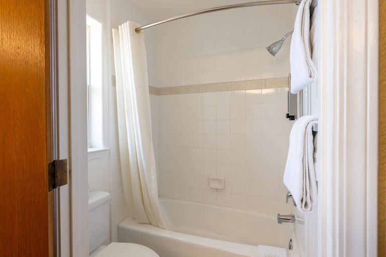 Bathroom 4, Cayucos Beach Inn, San Luis Obispo