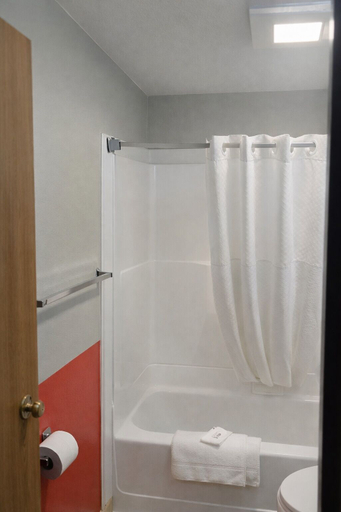 Bathroom 4, Super 8 by Wyndham Lewiston, Nez Perce