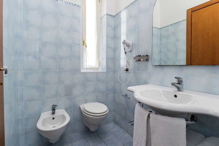 Bathroom 4, Hotel Valentino, Alessandria