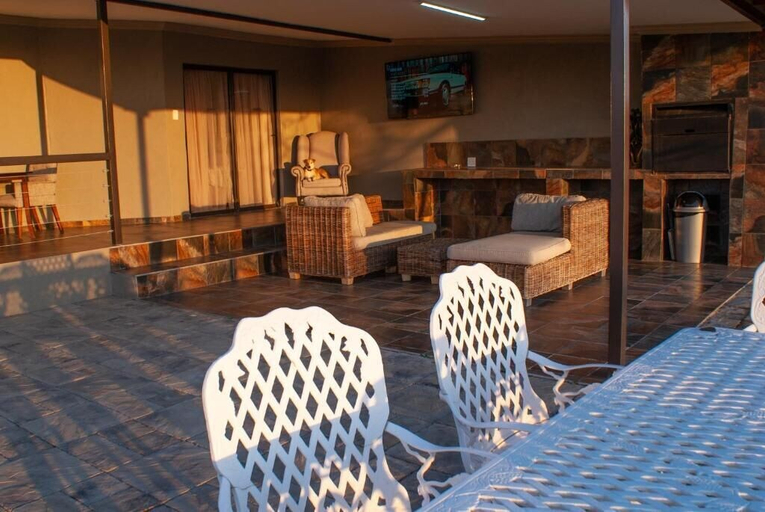 Outdoor dining 4, Casa de la Presa 2, Capricorn