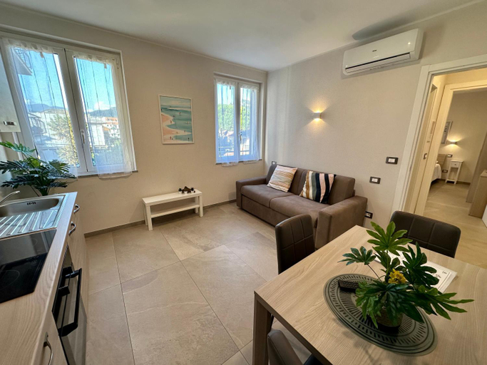 Others 5, Legni di mare residence, Genova