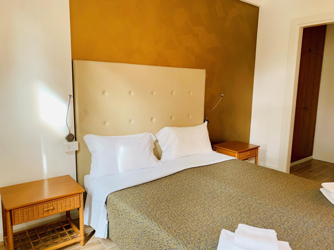 Bedroom, Front Lake Apartment Bardolino, Verona